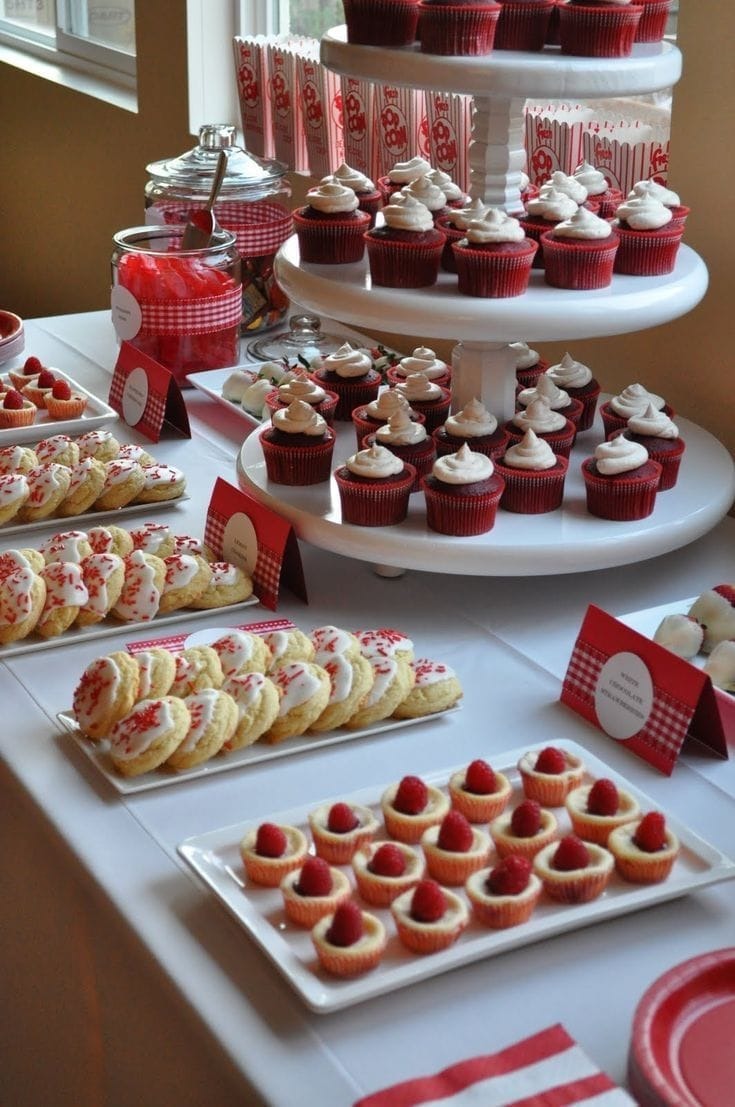 Mesa dulce con cupcakes y postres listos para eventos